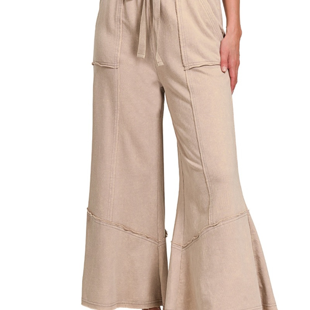 New Zenana EXPOSED-SEAM FLARE HEM PANTS WITH POCKETS in black - Picture 4 of 5